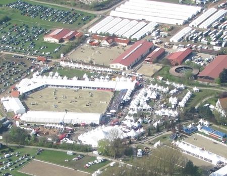 Luftaufnahme einer Landwirtschaftsmesse mit Zelten und Fahrzeugen.