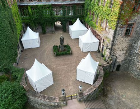 Außenansicht von mehreren Zelten